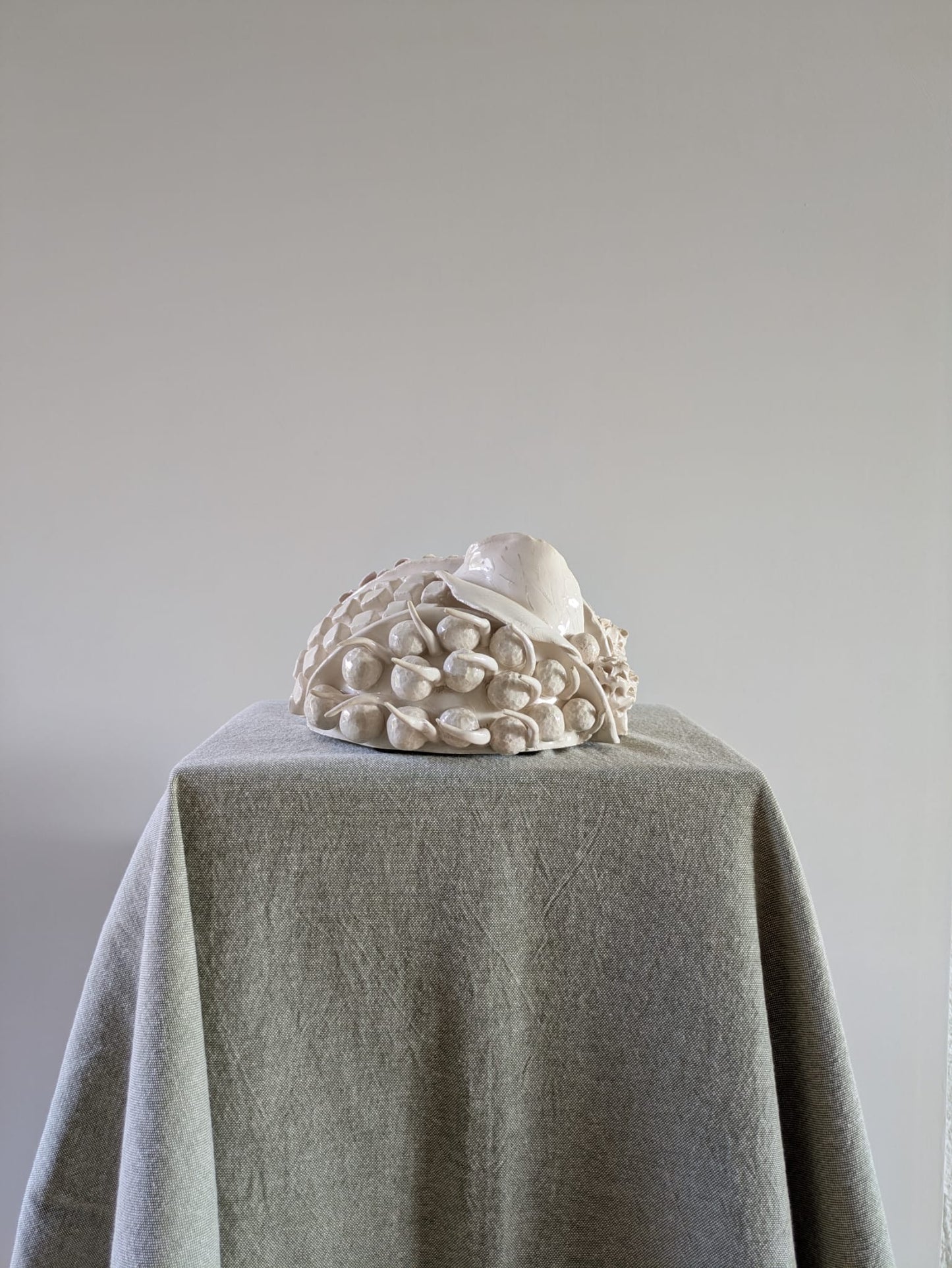 ES: Escultura artesanal en cerámica con diseño contemporáneo – hecha en Portugal
EN: Artisanal ceramic sculpture with contemporary design – handmade in Portugal
PT: Escultura artesanal em cerâmica com design contemporâneo – feita em Portugal