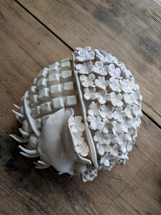 ESCULTURA "ESCARAVELHO EM FLOR"