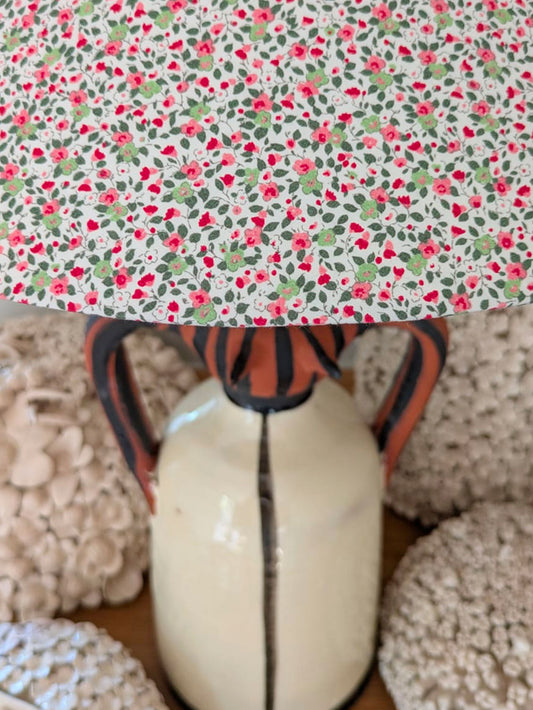 ES: Lámpara artesanal de diseño contemporáneo en metal y cerámica – hecha en Portugal
EN: Handmade contemporary design lamp in metal and ceramic – crafted in Portugal
PT: Candeeiro artesanal de design contemporâneo em metal e cerâmica – feito em Portugal